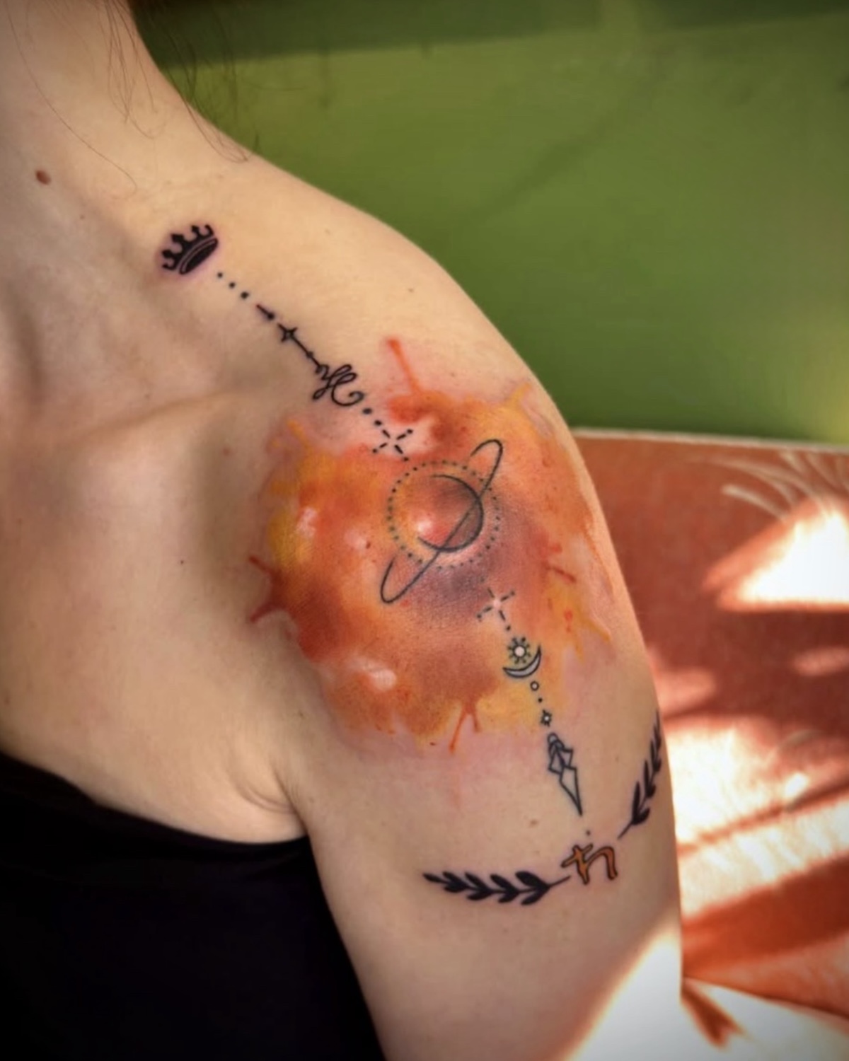 Watercolor Tattoos Deggendorf — Aquarell Sonnensystem Schulter mit Planeten und Sternzeichen, Luca Limito Tattoo, Atelier Voltaire Tattoo Studio / Watercolor tattoos Deggendorf — aquarelle solar system on shoulder with planets and zodiac symbols by Luca Limito at Atelier Voltaire Tattoo Studio