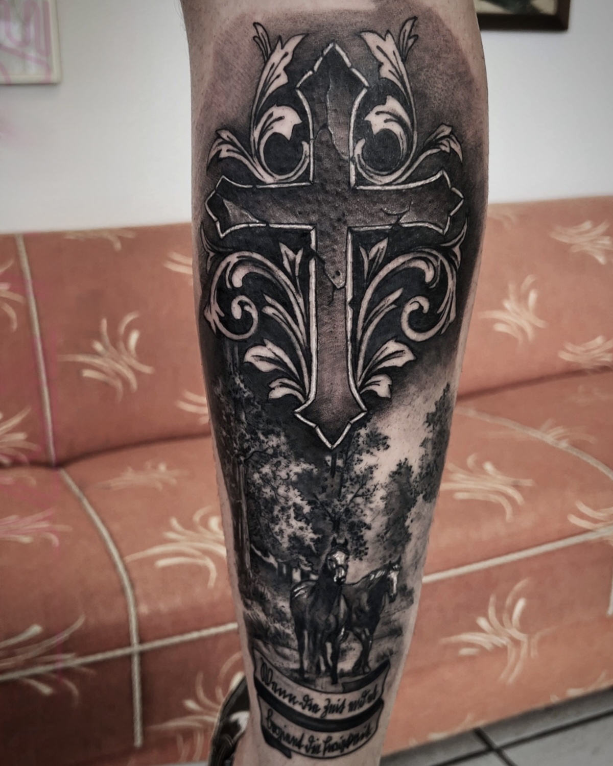 Tier Tattoo Deggendorf — Black & Grey Memorial Tattoo mit ornamentalem Kreuz und Pferden auf der Wade, Tätowierer Deggendorf Luca Limito Tattoo, Atelier Voltaire Tattoo Studio / Animal tattoo Deggendorf — black and grey memorial tattoo with ornamental cross and horses on calf by Luca Limito at Atelier Voltaire Tattoo Studio