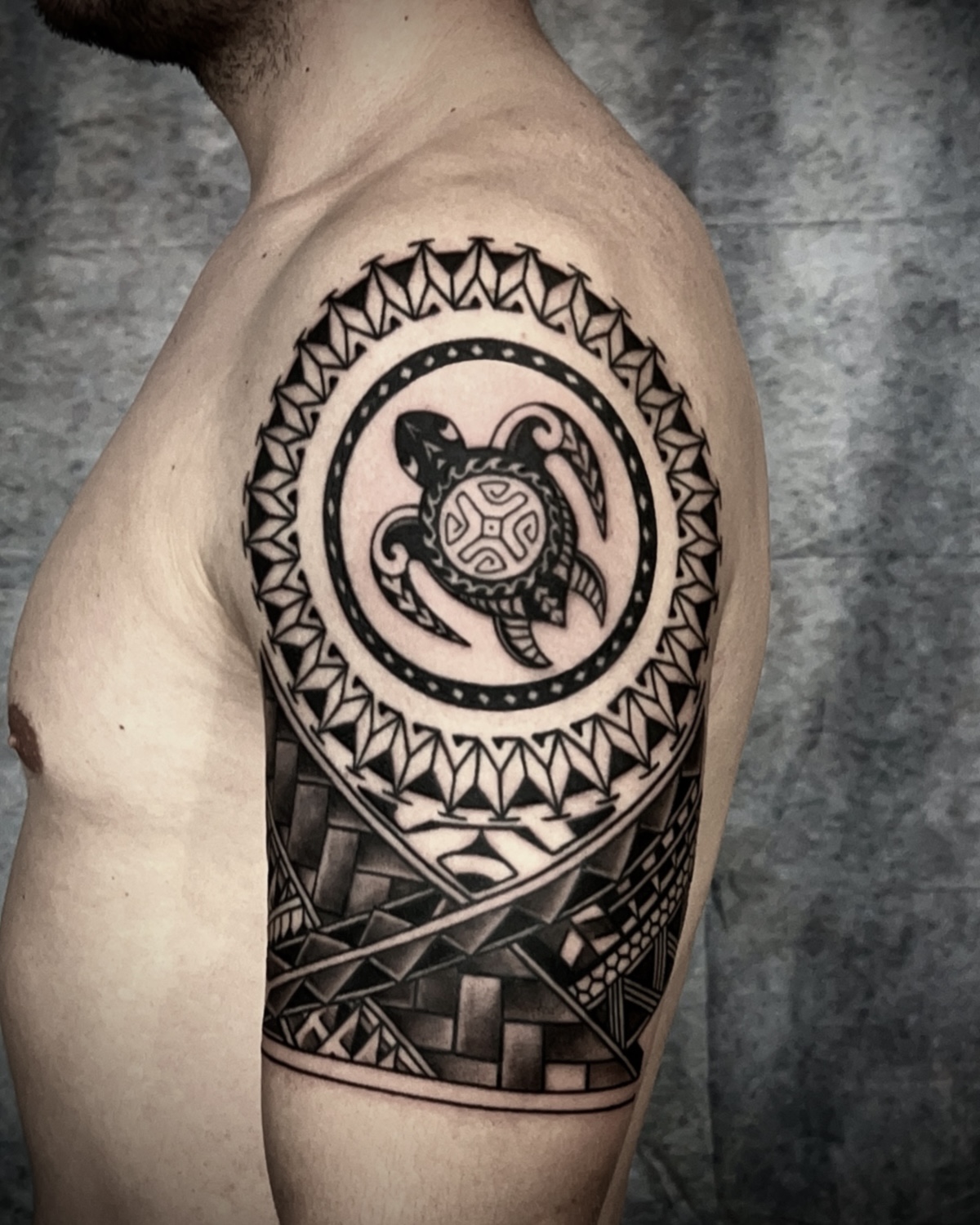 Ethnisches polynesisches Schulter Tattoo mit Honu Schildkröte — Atelier Voltaire Tattoo Deggendorf