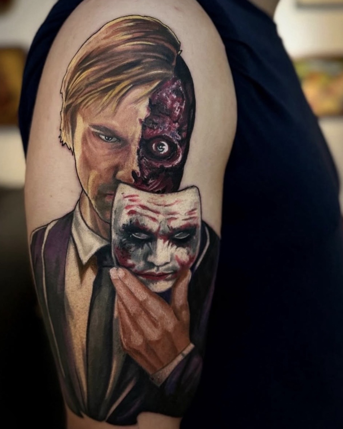 Color Tattoos Deggendorf — Farb Tattoo Two-Face Portrait mit Joker Maske am Oberarm, Tätowierer Deggendorf Luca Limito, Atelier Voltaire Tattoo Studio / Color tattoos Deggendorf — Two-Face portrait with Joker mask on upper arm by Luca Limito at Atelier Voltaire Tattoo Studio