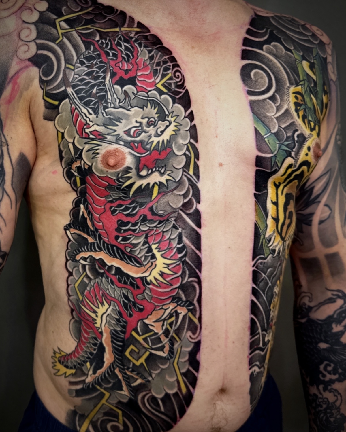 Japanischer Drache Brust- und Bauchpanel — Luca Limito Tattoo Studio Deggendorf, Atelier Voltaire