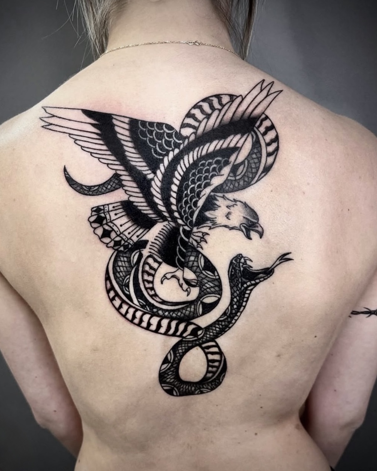 Traditional Black & Grey Adler & Schlange Rücken Tattoo — japanisch-ethnische Komposition von Luca Limito, Atelier Voltaire Tattoo Studio Deggendorf / Traditional black and grey eagle and snake back tattoo — Japanese & ethnic composition by Luca Limito at Atelier Voltaire Tattoo Studio Deggendorf