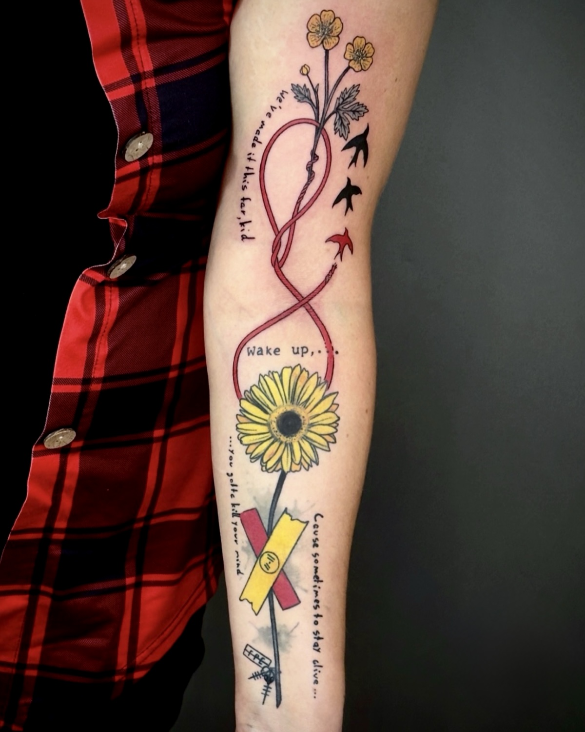 Color Tattoo Deggendorf — Farb Tattoo Unterarm mit gelben Blumen, Schwalben und Songtext-Lettering von Luca Limito Tattoo, Atelier Voltaire Tattoo Studio / Color tattoo Deggendorf — forearm with yellow flowers, swallows and lyric lettering by Luca Limito at Atelier Voltaire Tattoo Studio