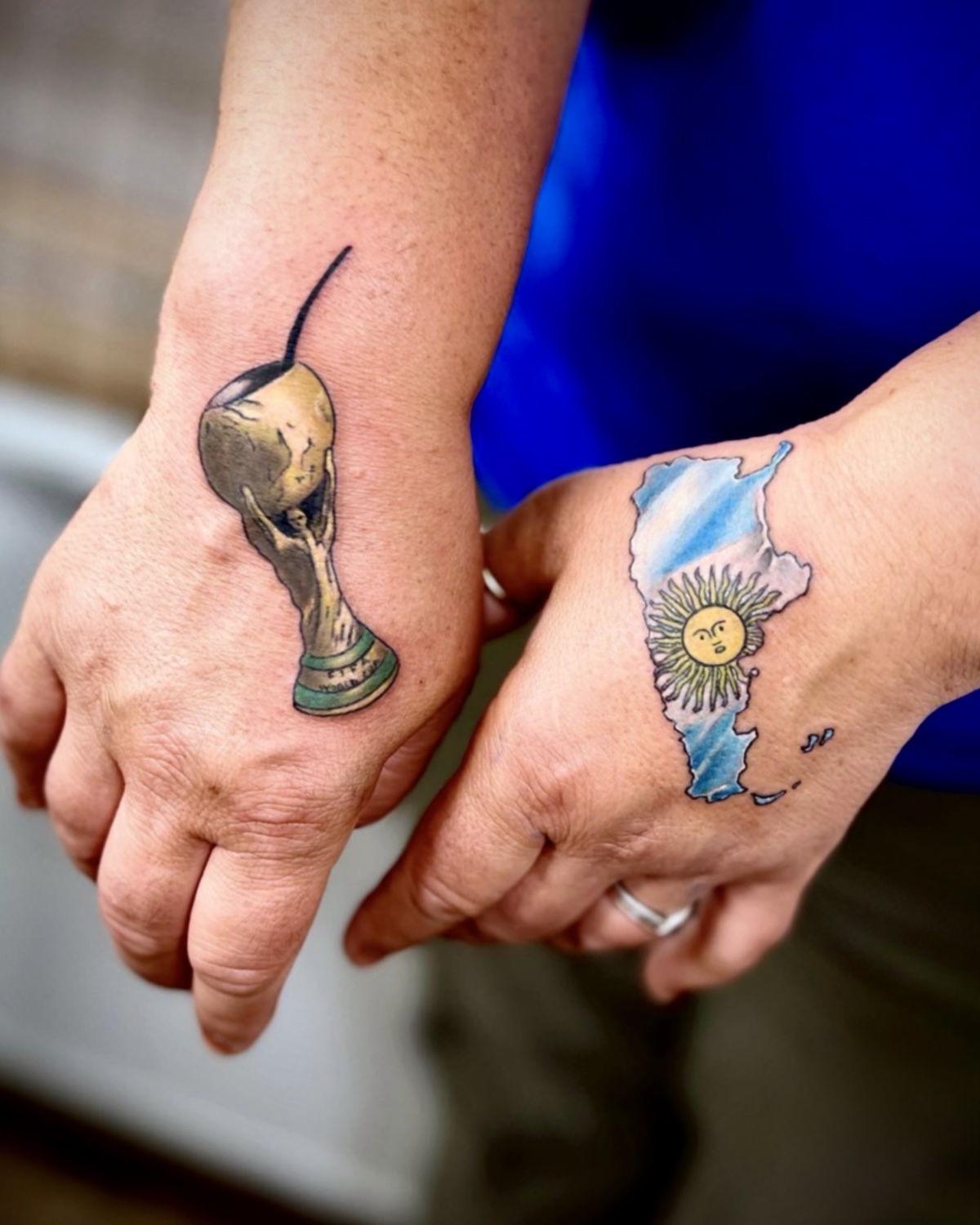 Color Tattoo Deggendorf — Farb Partner Tattoo WM Pokal und Argentinien Karte mit Sonne auf den Händen von Luca Limito Tattoo, Atelier Voltaire Tattoo Studio / Color tattoo Deggendorf — partner color tattoo World Cup trophy and Argentina map with sun on hands by Luca Limito at Atelier Voltaire Tattoo Studio