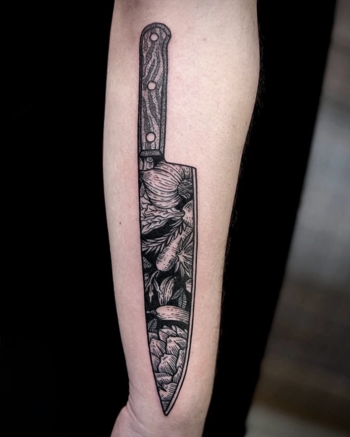 Blackwork Tattoo Deggendorf — Chefmesser mit Gemüse-Stillleben im Dotwork Stil am Unterarm von Luca Limito Tattoo, Atelier Voltaire Tattoo Studio / Blackwork tattoo Deggendorf — chef's knife with vegetable still life in dotwork style on forearm by Luca Limito at Atelier Voltaire Tattoo Studio