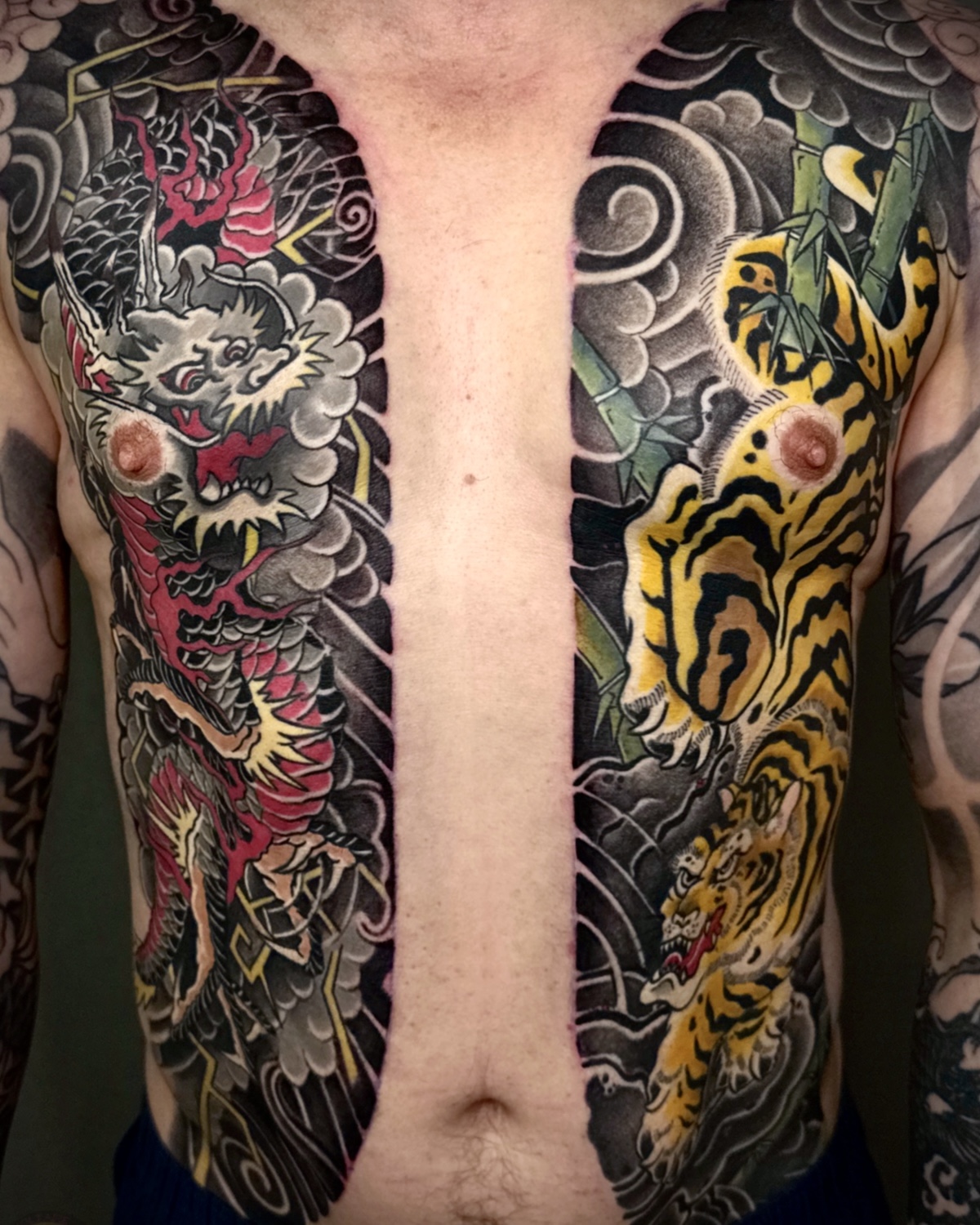 Japanische & ethnische Tattoos Deggendorf — Drachen & Tiger Brustpaar von Luca Limito im Atelier Voltaire Tattoo Studio