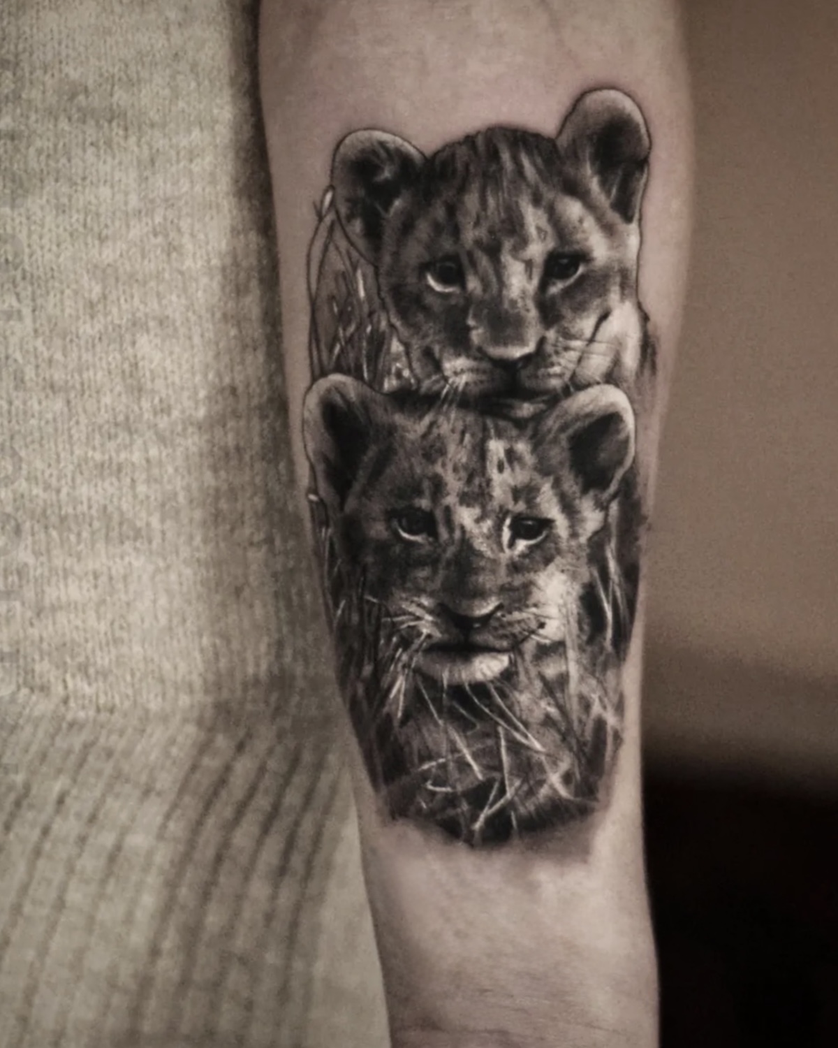 Tier Tattoo Deggendorf — Black & Grey realistische Löwenbabys Unterarm Tattoo von Luca Limito Tattoo, Atelier Voltaire Tattoo Studio / Animal tattoo Deggendorf — black and grey realistic lion cubs forearm tattoo by Luca Limito at Atelier Voltaire Tattoo Studio