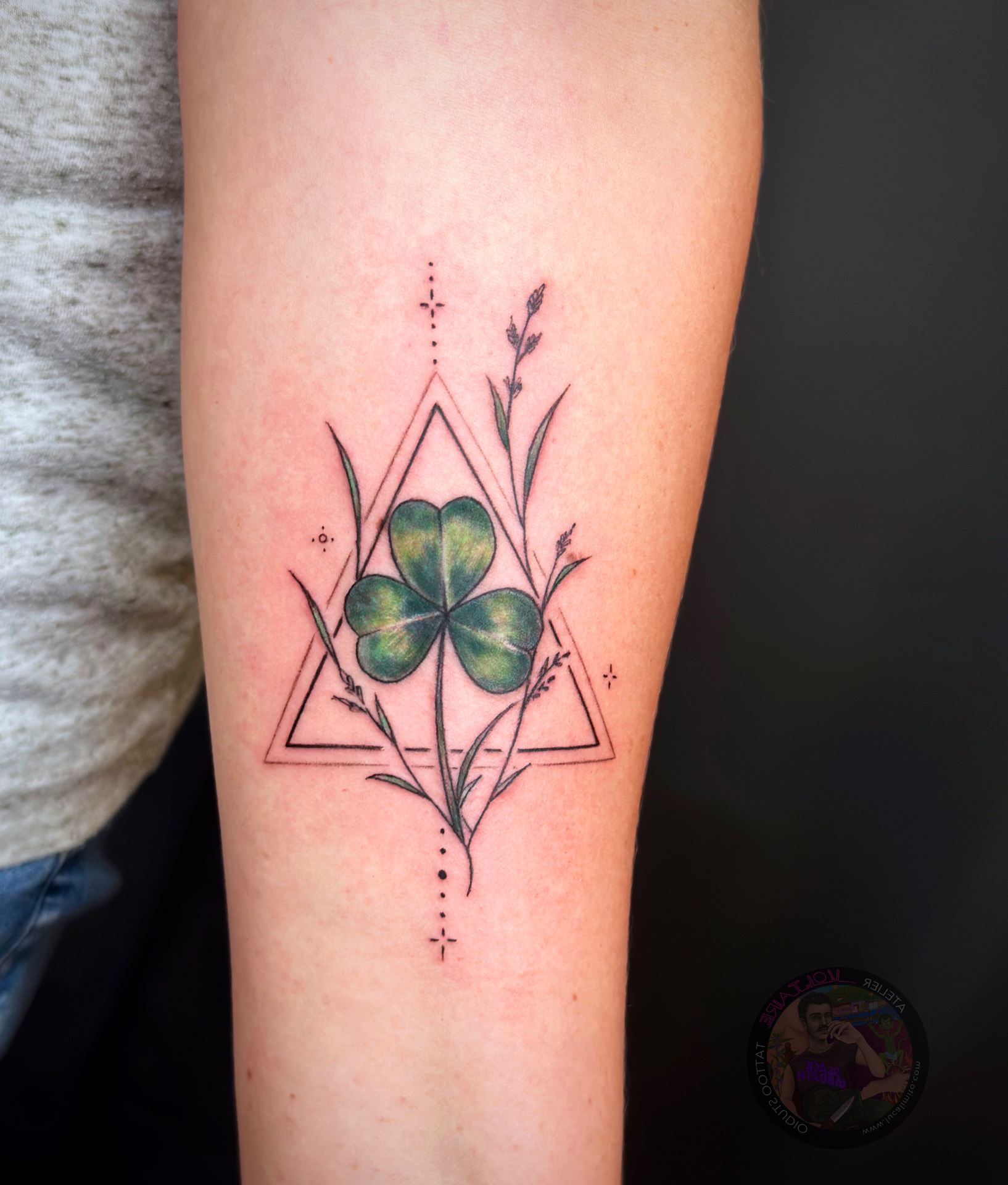Color Tattoo von Luca Limito im Atelier Voltaire Tattoo Studio Deggendorf — Fineline Kleeblatt mit geometrischen Dreiecken, Botanik und Sternen am Unterarm / Color tattoo by Luca Limito at Atelier Voltaire Tattoo Studio Deggendorf — fineline clover with geometric triangles, botanicals and stars on forearm