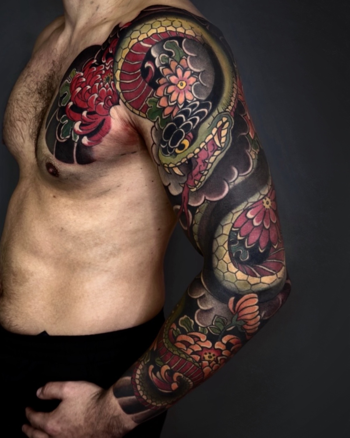 Japanisches Schlangen Sleeve mit Chrysanthemen — Tattoo Studio Deggendorf, Atelier Voltaire