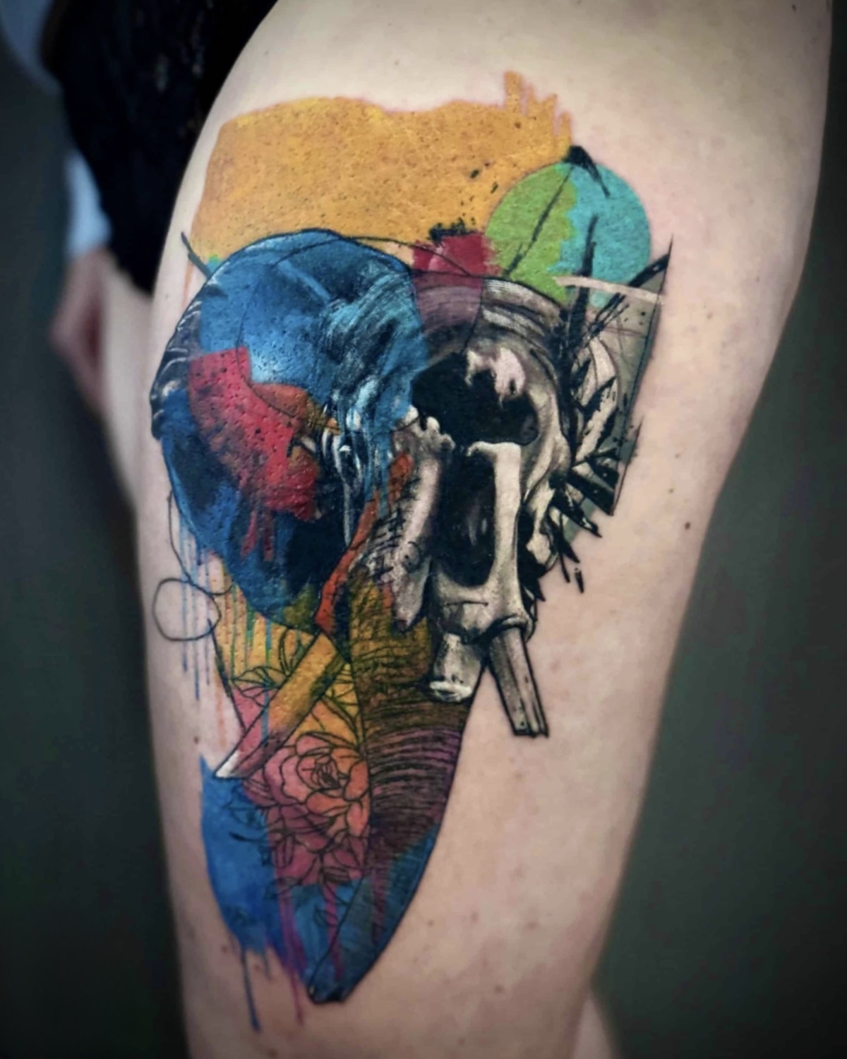 Aquarell Tattoo Deggendorf — Watercolor Elefantenschädel mit abstrakten Farbflächen und Rosen am Oberschenkel von Luca Limito Tattoo, Atelier Voltaire Tattoo Studio / Watercolor tattoo Deggendorf — elephant skull with abstract colour fields and roses on thigh by Luca Limito at Atelier Voltaire Tattoo Studio
