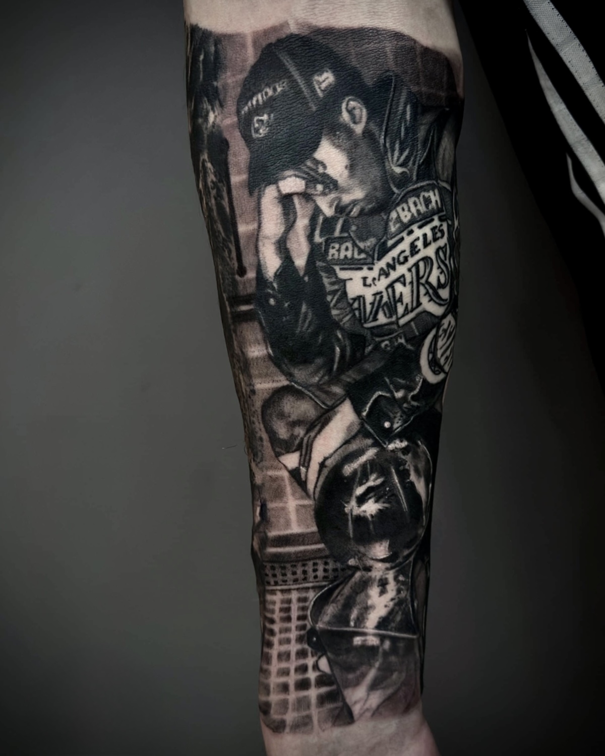 Black & Grey Tattoo Deggendorf — Hip-Hop Sleeve mit Los Angeles Lakers Cap und urbanem Portrait am Unterarm von Luca Limito Tattoo, Atelier Voltaire Tattoo Studio / Black and grey tattoo Deggendorf — hip-hop sleeve with Los Angeles Lakers cap and urban portrait on forearm by Luca Limito at Atelier Voltaire Tattoo Studio