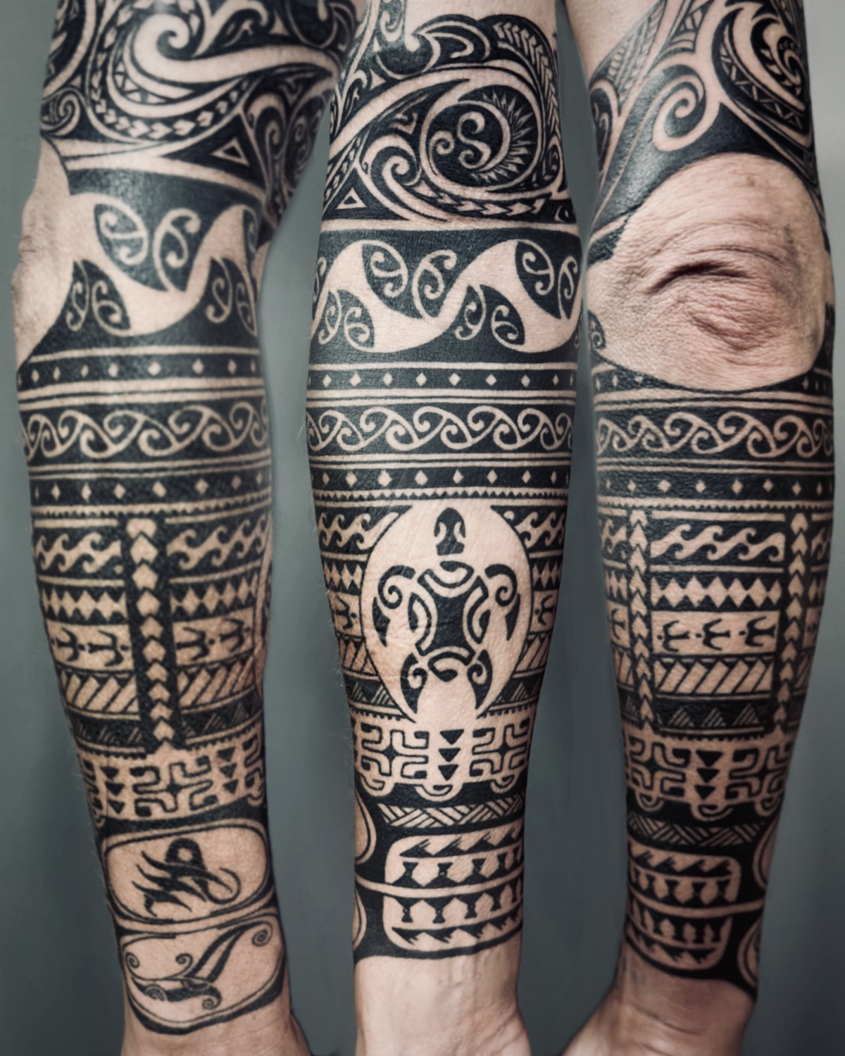 Polynesisches Unterarm-Sleeve mit Honu Schildkröte, Triskele und Marquesan Mustern — Tattoo Studio Deggendorf von Luca Limito, Atelier Voltaire / Polynesian forearm sleeve with Honu turtle, triskele and Marquesan patterns — Tattoo Studio Deggendorf by Luca Limito, Atelier Voltaire