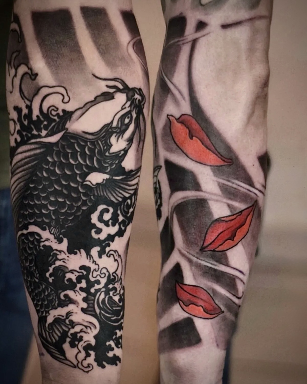 Black & Grey Koi Unterarm mit ethnischen Akzenten — Tattoo Studio Deggendorf von Luca Limito