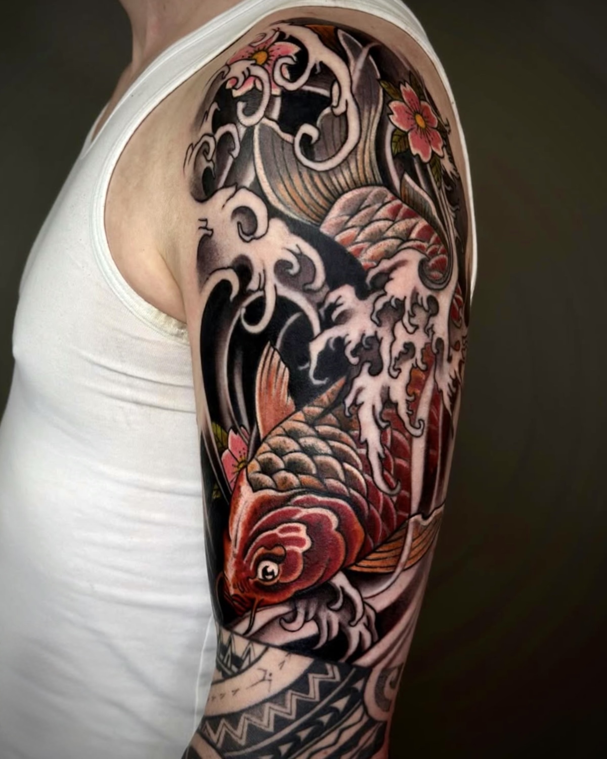 Japanischer Koi Sleeve mit Wellen und Kirschblüten — Luca Limito Tattoo Deggendorf, Atelier Voltaire