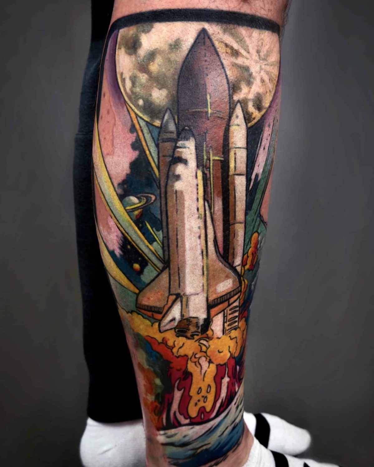 Watercolor Tattoos Deggendorf — Aquarell Space Shuttle Raketenstart Wade mit Mond und Saturn, Tattoo Studio Deggendorf Luca Limito Tattoo, Atelier Voltaire Tattoo Studio / Watercolor tattoos Deggendorf — aquarelle space shuttle launch on calf with moon and Saturn by Luca Limito at Atelier Voltaire Tattoo Studio