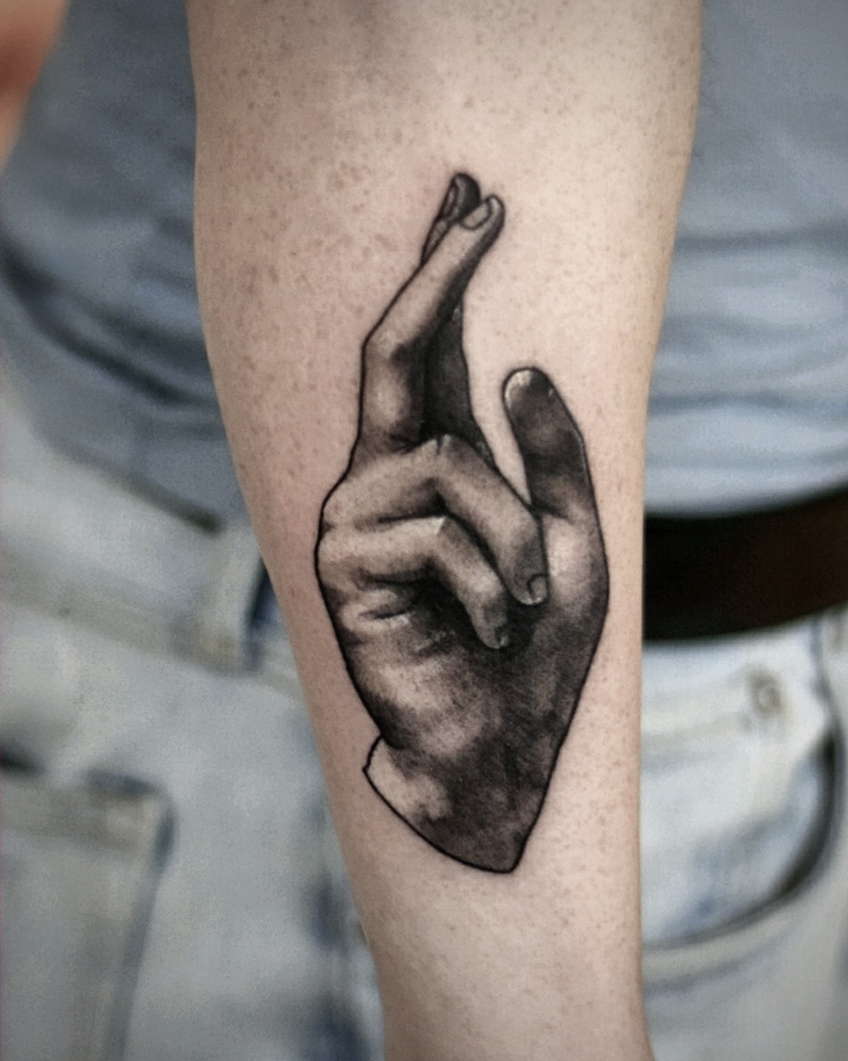 Black & Grey Tattoo Deggendorf — realistische Hand mit gekreuzten Fingern am Unterarm, Tätowierer Deggendorf Luca Limito Tattoo, Atelier Voltaire Tattoo Studio / Black and grey tattoo Deggendorf — realistic crossed fingers hand on forearm by Luca Limito at Atelier Voltaire Tattoo Studio
