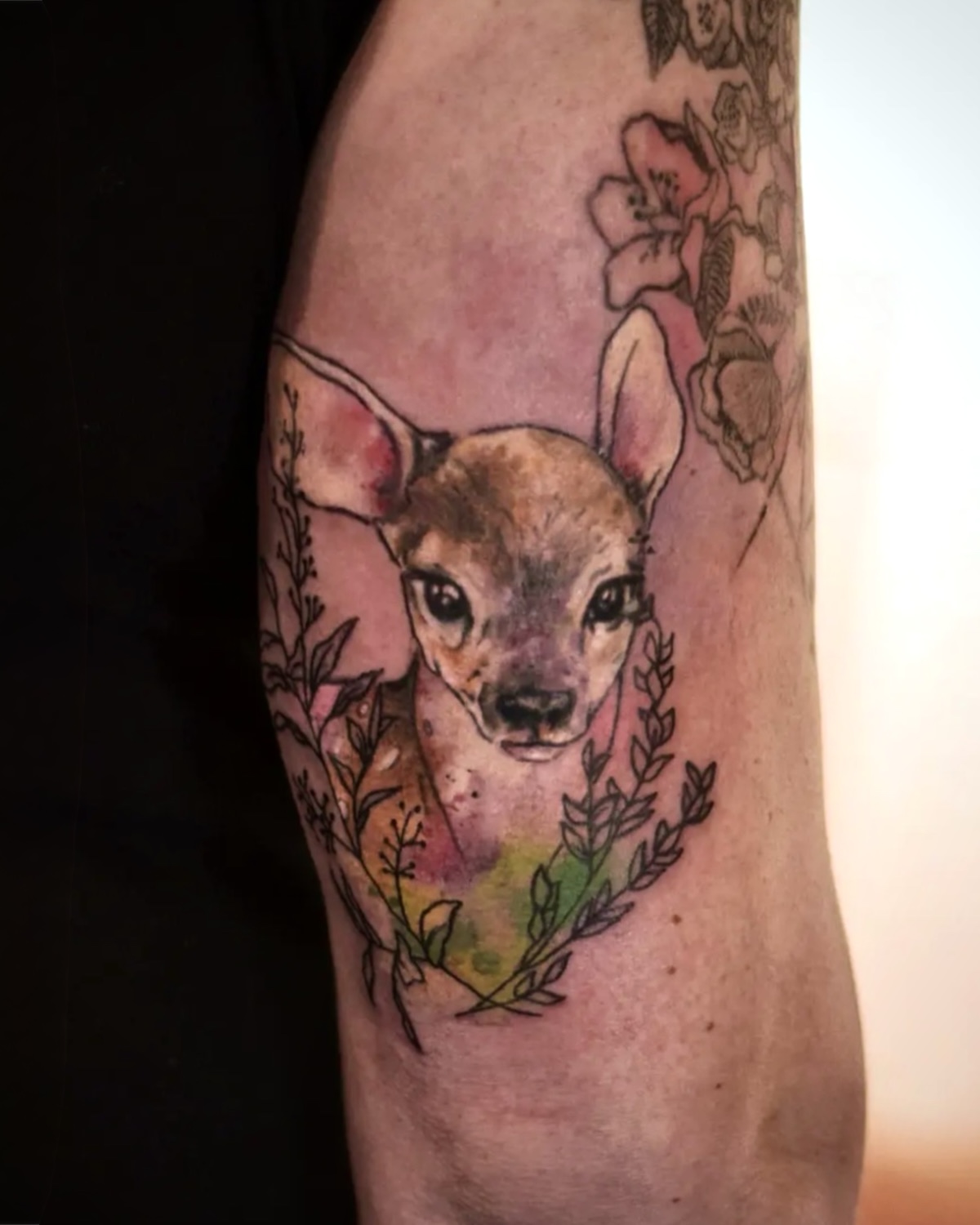 Tier Tattoo Deggendorf — Watercolor Reh Bambi mit Aquarell-Splash und Botanik am Oberarm von Luca Limito Tattoo, Atelier Voltaire Tattoo Studio / Animal tattoo Deggendorf — watercolor fawn with aquarelle splash and botanical line work on upper arm by Luca Limito at Atelier Voltaire Tattoo Studio