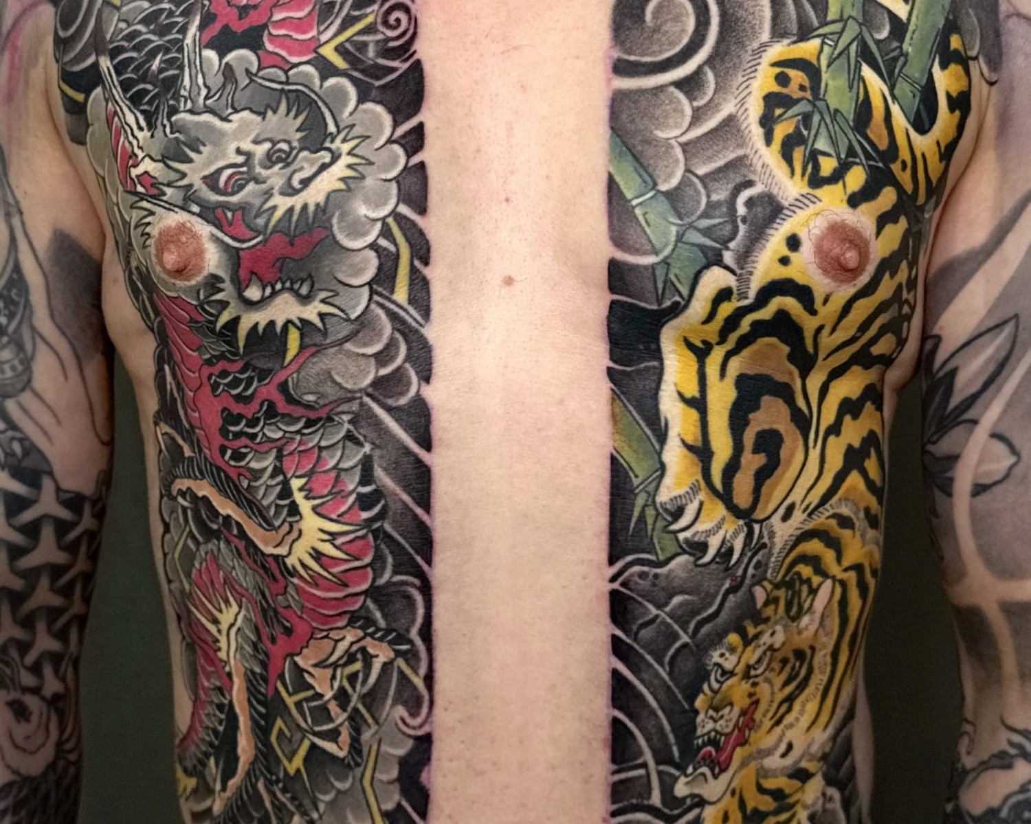 Japanisches Tattoo mit Tiger und Drachen am arm“